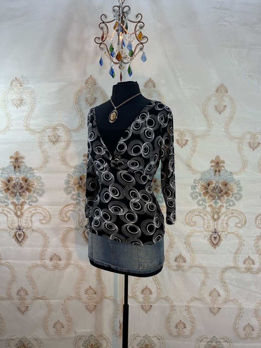 ✨Vintage Y2K Black & White Abstract Quarter Sleeve Top✨